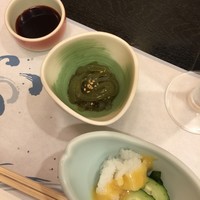 割烹 かじ 本店 - お通しはさらしクジラ酢味噌、小鉢はおきゅうとです