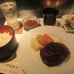 Ni O Kura - ニューオークラ特製ハンバーグ。サラダ、味噌汁、ライス付きでラージ200ｇ1300円