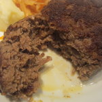Ni O Kura - ハンバーグの断面、肉汁はほとんど出ません