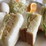 sandwich cafe うみねこ - トーストしないサンド、別にゆで卵、野菜サラダ、オレンジが付きます（２０１８．７．１３）