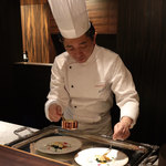 GINZA JOTAKI - 最後の盛り付けも目の前で。ライブ感をお愉しみ下さい。