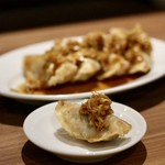 餃子とスパークリング バブルス - 揚げ餃子