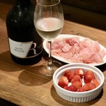 餃子とスパークリング バブルス - 生ハムいちごとスパークリング♪