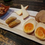 麺バルHACHIKIN - 自家燻製盛り合わせ 700円