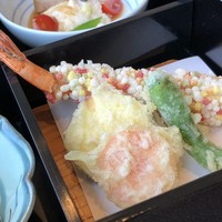 千羽鶴 - ◆揚げ物・・・海老のあられ揚げ・・大き目の海老で甘みを感じます。あられの優しい塩の味わいが合いますね・ 他は「丸十」「しし唐」など。
