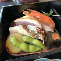 千羽鶴 - ◆「海老」「鴨スモーク」「昆布巻」「枝豆」「焼き魚」「丸十甘露煮」「甘酢茗荷」など。