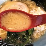 松壱家 - 豚骨醤油ラーメン(全部普通)のスープ