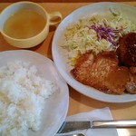 洋食ポワレ - ランチ（ロースソテー＆メンチカツ）　700円