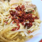 ラーメン二郎 - 粗挽き唐辛子投下～♪