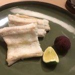 割烹 白鷹 - 穴子の白焼き。赤いのは山桃