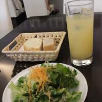 ヴィア トスカネッラ - セットのサラダ・パン・ドリンク