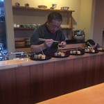 日本料理 たかむら - 店主、八寸盛付け中