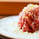 肉割烹 上 - エメンタールチーズと唐すみのタルタル