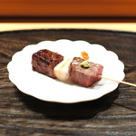 肉割烹 上 - 串焼き：神戸牛ハラミタレ焼き