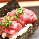 肉割烹 上 - 手巻き とろたく巻き ：リブマキ べったら漬け