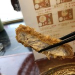 とんかつ　喫茶＆食事　ブローニュー - なかなか厚みがありますね〜