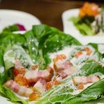 スコール - ロメインレタスの丸ごとシーザーサラダ