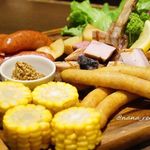 スコール - ＢＢＱスタイル盛り合わせ ・氷温熟成豚の骨付きトマホークのロースト ・グリルソーセージの盛り合わせ