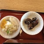 かも川 - 漬け物はイマイチこの鰻にはマッチしていないと感じます。煮貝は食べ難いし必要性を感じない。