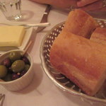 ブション - パン、バター、オリーブ