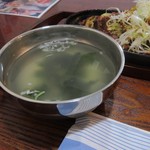 Daon - 定食のスープはワカメスープ、韓国料理の定番スープですね。
                        