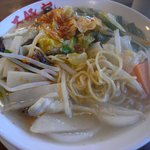 万豚記 - ラー油をかけて麺をちょい出し