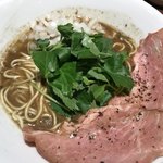 麺屋 ねむ瑠 - 烏賊の香りが強い濃厚スープです。