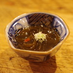 スパイスと酒 山椒魚 - もずくナンプラーとレモンのたれ