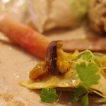 スパイスと酒 山椒魚 - 松きのこと鳥皮の柚子アチャール和え