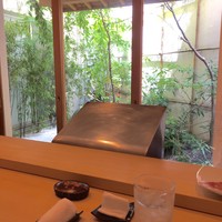 鮨 かず矢 - カウンターの奥には坪庭が切ってあって借景が目を和ませてくれます