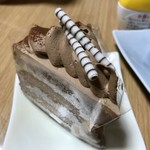 ユクリ - 「チョコレートケーキ」（４２５円）ミルクチョコクリームをサンドしたグランマニエ風味のチョコレートケーキです。