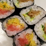 築地寿司清 - カリカリ梅と紫蘇ゴマ。トロたく巻き