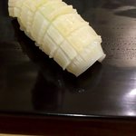 鮨 おくの - 真イカ♬飾り切りが美しい♡薄く自家製タレ？を刷毛で塗ってました…へぇ〜♡