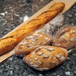 ル・グルニエ・ア・パン - カンパーニュノワ＆バゲットセレアル