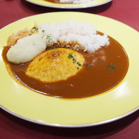 シェ・イノ - 第15回東京グランメゾンチャリティーカレーのクネル（魚介、鶏を使ったムース）を添えた海老のフォンカレー(1000円)