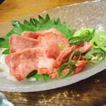 万両 - 生タンのお造り（780円）