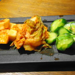 万両 - キムチ盛合せ（3種） 500円