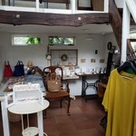 コメルコメル - 雑貨スペースだけど、ここでも食べられるよ