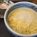 かまや食堂 - 冷やしつけ麺。麺の上の氷が涼しげです。