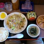 サウスヴィラ - 野菜炒め定食（６００円）withからあげ単品２個（３００円）。