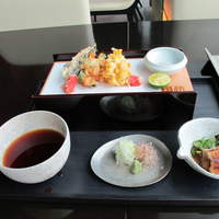 日本料理 「風花」 コンラッド東京 - 天ぷら　箱の中は 蕎麦
