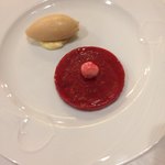 サラマンジェ ド イザシ ワキサカ - フランボワーズ抜きのタルトプラリーヌ。心なしか色が薄い。