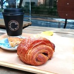 ブリコラージュ ブレッド アンド カンパニー ダイニング・カフェ - パンオショコラのおいしさが、秀逸すぎて。コクがあるのに重くなく、軽やか後味ジューシーなのです～。果実味あり、いつまでもたべていたい！　おいしすぎます☆　20180714