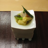 銀座 小十 - 青白磁に盛付けられた車海老と夏野菜の酢橘和え