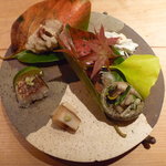 Gionokumura - 前菜　あわびと胡麻豆腐、カボスのお寿司、鱧の天ぷら、渡り蟹、茸の和え物。