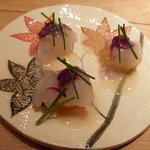 Gionokumura - お魚料理１品目　鯛の下に柿と特別な納豆が入っていました。
