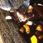 中国菜 四合院凛丹 - ビーフシチューみたいに切り分ける