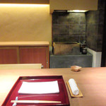 二条城ふる田 - カウンター前に炭火の炉('18.4月下旬)