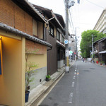 二条城ふる田 - 左が店舗。奥に二条城が見えます('18.4月下旬)