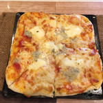 プリモ - 4種のチーズ ピザ ¥1200